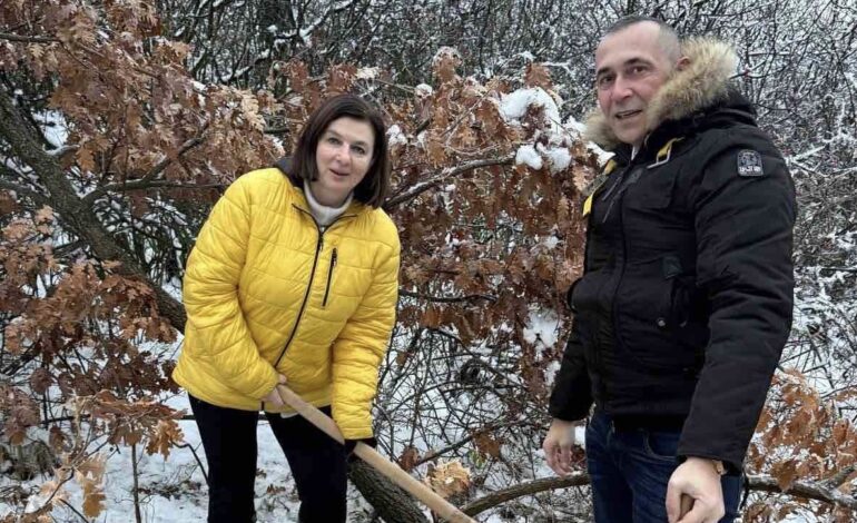 Topola u duhu tradicije: Predsednica opštine Jasna Vuković i Dragan Manojlović predvodili svečanu seču badnjaka na Oplencu