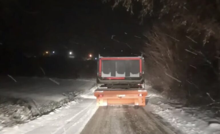 Zimska služba JKP „Šumadija“ Kragujevac neprekidno na terenu – ulice i putevi prohodni uprkos zimskim uslovima