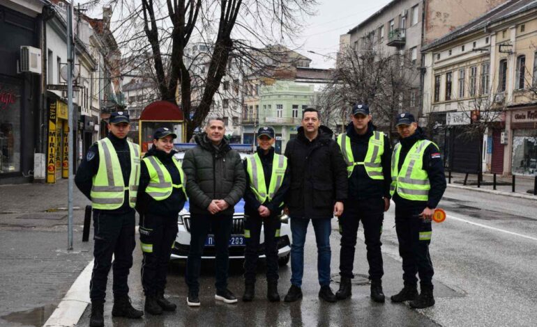 Policija sa srcem: Božićni paketići za najmlađe Kragujevčane