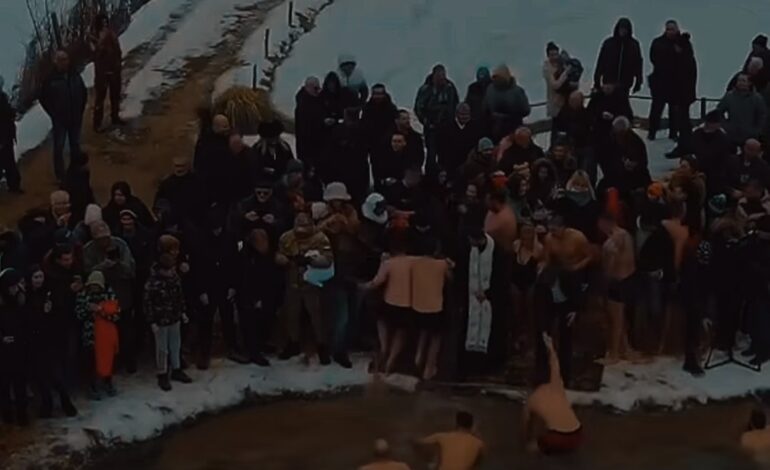 Bogojavljensko plivanje na Dulenskom jezeru 19. januara – tradicija koja okuplja Šumadiju