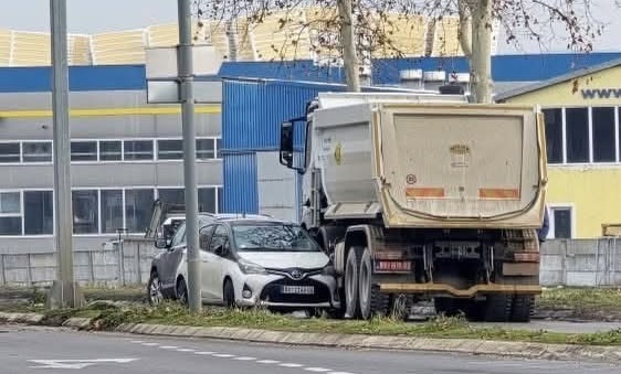 Šokantan prizor u Kragujevcu: Kamion velikom brzinom gurao automobil