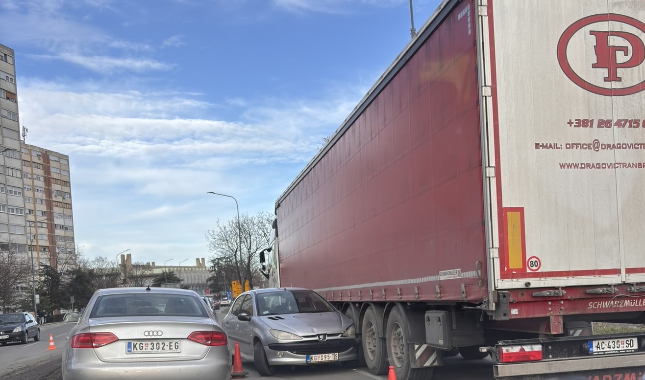 PUTNIČKO VOZILO UDARENO BOČNO! Sudar teretnjaka i automobila u Kragujevcu – velika materijalna šteta