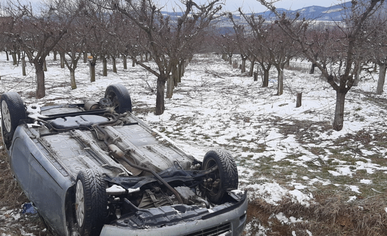 Nezgoda na lokalnom putu kod Topole: Automobil u krivini sleteo u kanal i završio na krovu