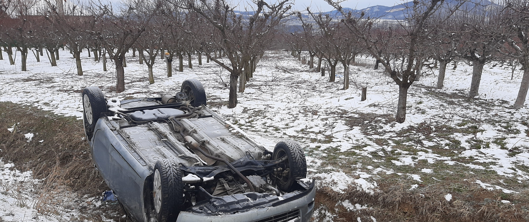 Nezgoda na lokalnom putu kod Topole: Automobil u krivini sleteo u kanal i završio na krovu