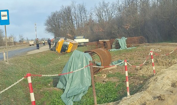 Kombi se prevrnuo u Opornici kod spomenika Crvenoarmejcima – nema povređenih