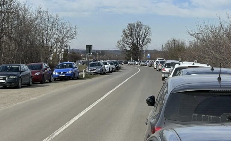 Očaj na putu Kragujevac–Topola: Ljudi ostavljaju automobile i pešače kilometrima da bi stigli na posao