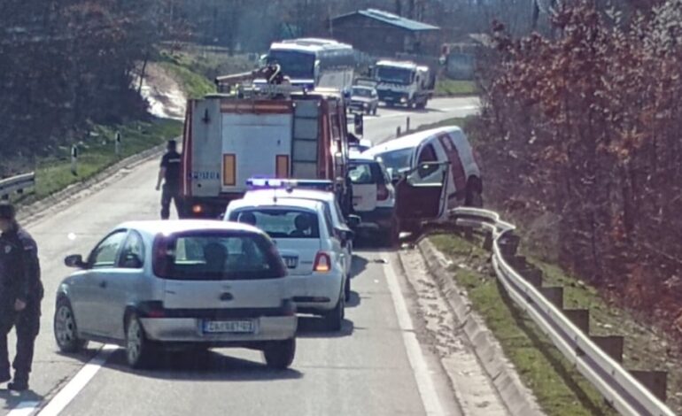 Tragedija kod Knića: Jedna osoba stradala u direktnom sudaru, vatrogasci izvlačili povređene