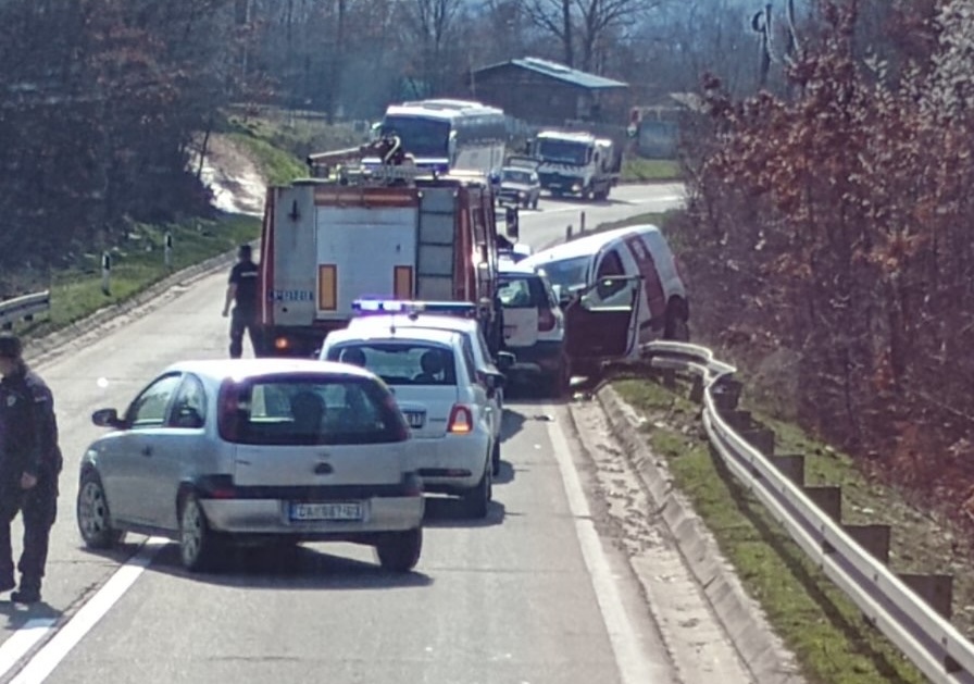 Tragedija kod Knića: Jedna osoba stradala u direktnom sudaru, vatrogasci izvlačili povređene