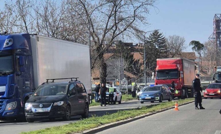 Lančani sudar na Lepeničkom bulevaru učestvovalo i policijsko vozilo
