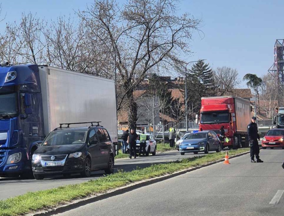 Lančani sudar na Lepeničkom bulevaru učestvovalo i policijsko vozilo