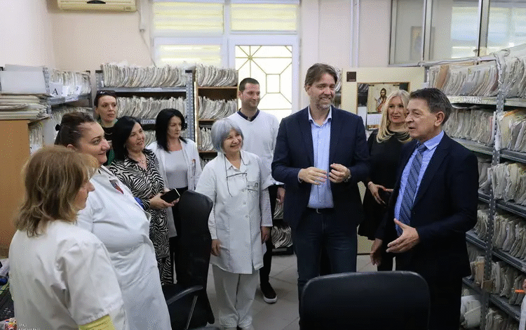 Posvećenost medicinskog osoblja temelj kvalitetne zdravstvene zaštite: Dašić u poseti Domu zdravlja u Stanovu