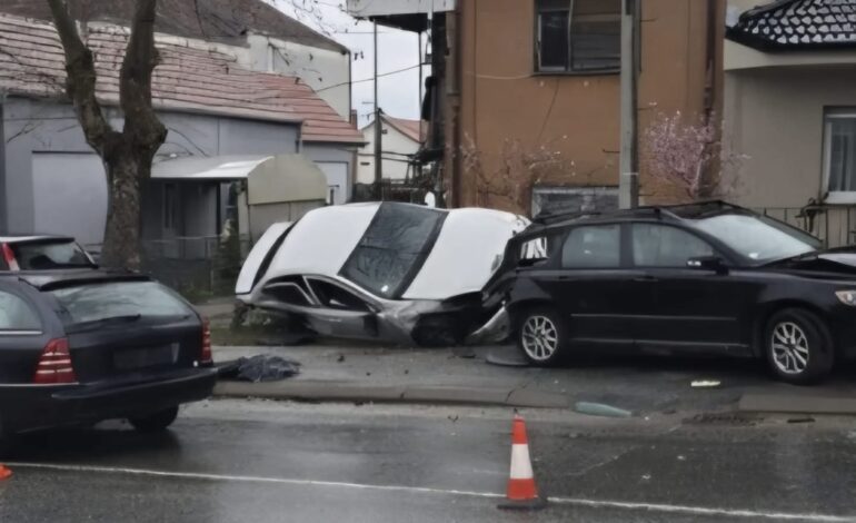 STRAVIČNA SAOBRAĆAJKA U BRESNICI: Jedna osoba poginula, više povređenih – tri vozila učestvovala u sudaru