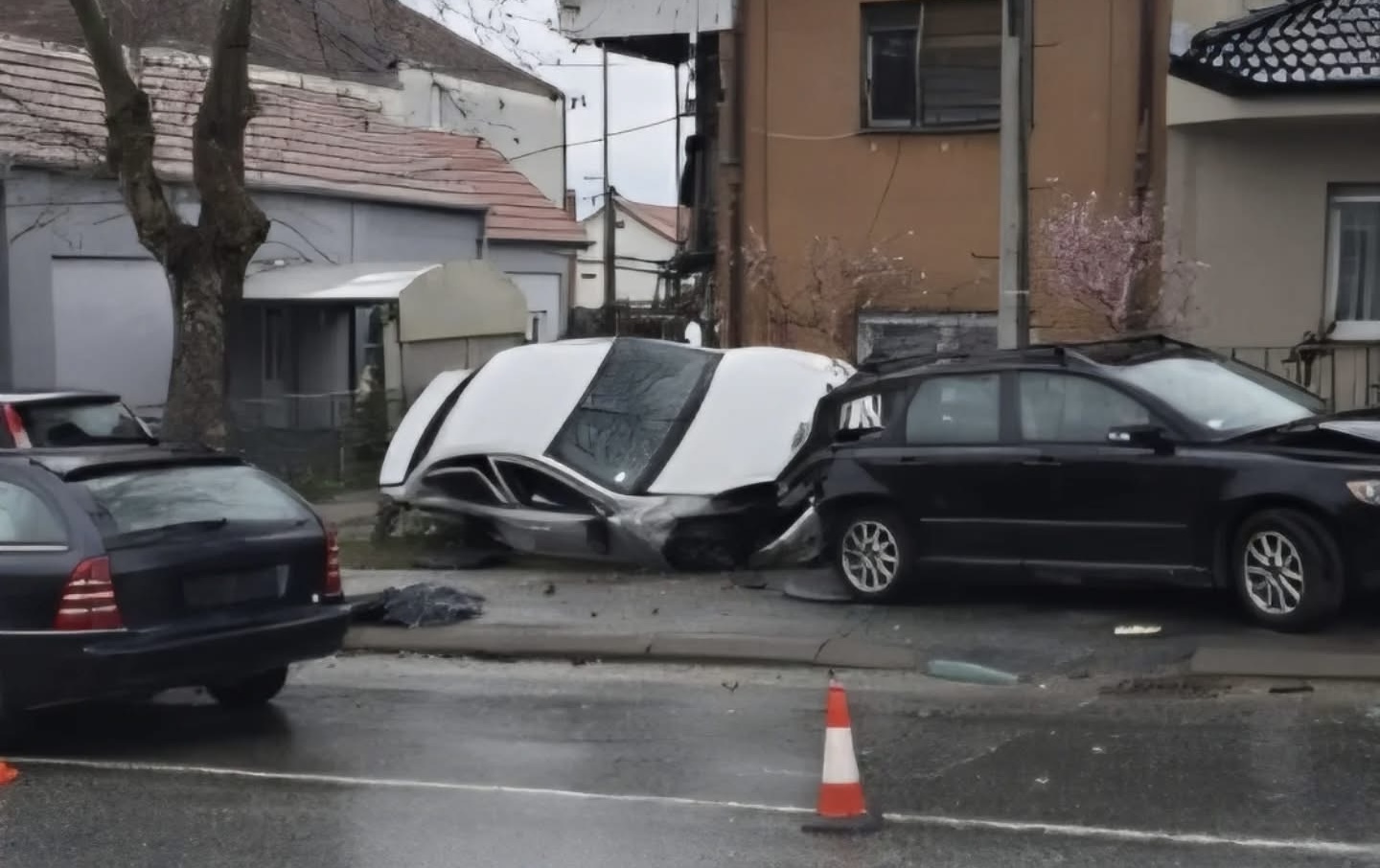STRAVIČNA SAOBRAĆAJKA U BRESNICI: Jedna osoba poginula, više povređenih – tri vozila učestvovala u sudaru