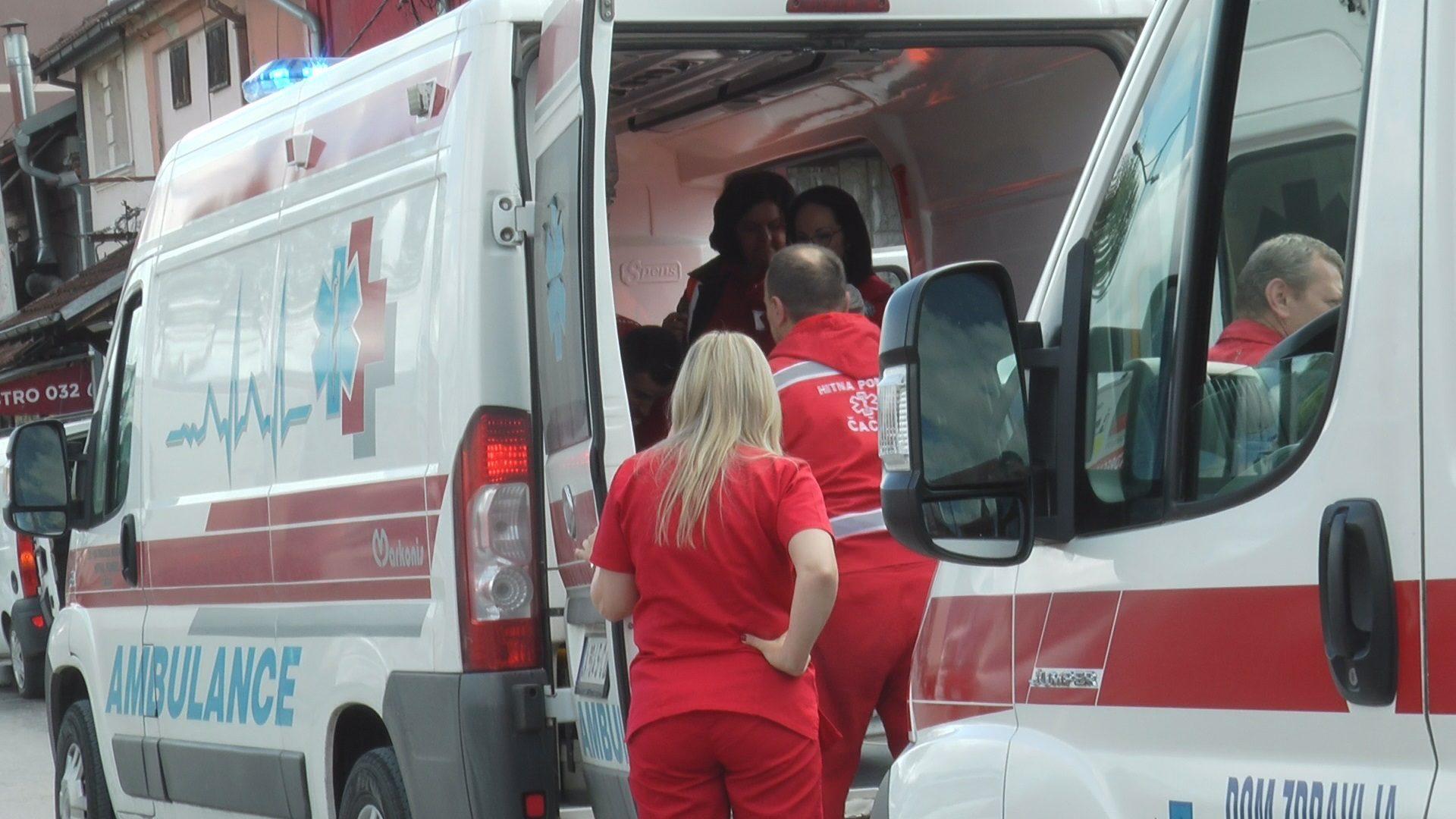DRAMA U KRAGUJEVCU: Ženu zahvatio plamen dok je palila granje – hitno prevezena u Beograd, lekari se bore za njen život