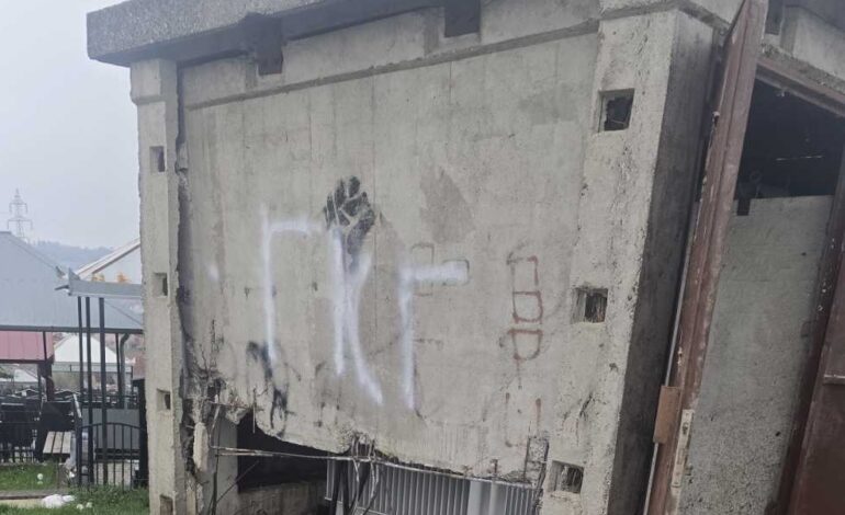 HAOS U BELOŠEVCU: Auto udario u trafostanicu, celo naselje satima bez struje