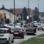 Haos na Aerodromu: Automobil jurio pa se prevrnuo na krov, oštetio više vozila u Vladimira Rolovića