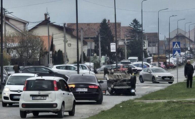 Haos na Aerodromu: Automobil jurio pa se prevrnuo na krov, oštetio više vozila u Vladimira Rolovića