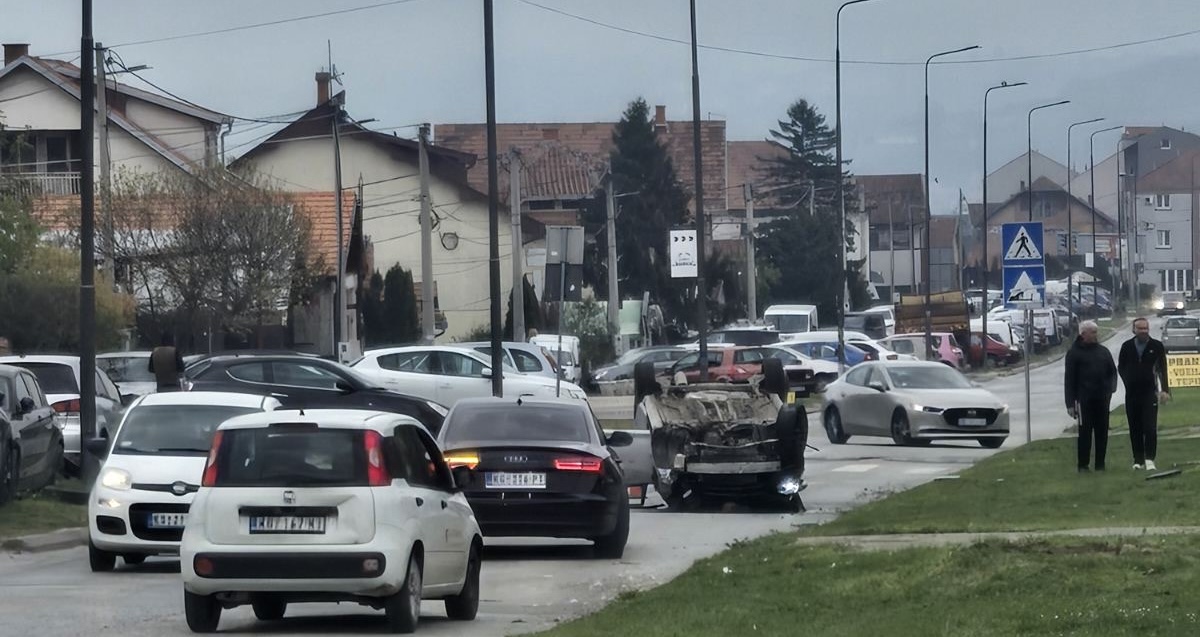 Haos na Aerodromu: Automobil jurio pa se prevrnuo na krov, oštetio više vozila u Vladimira Rolovića