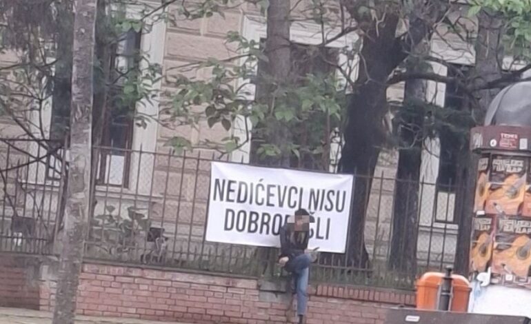 DEBAKL TRIBINE U KRAGUJEVCU:Transparent osvanuo na ogradi gimnazije, usledila hitra reakcija zborova – a broj okupljenih sve rekao
