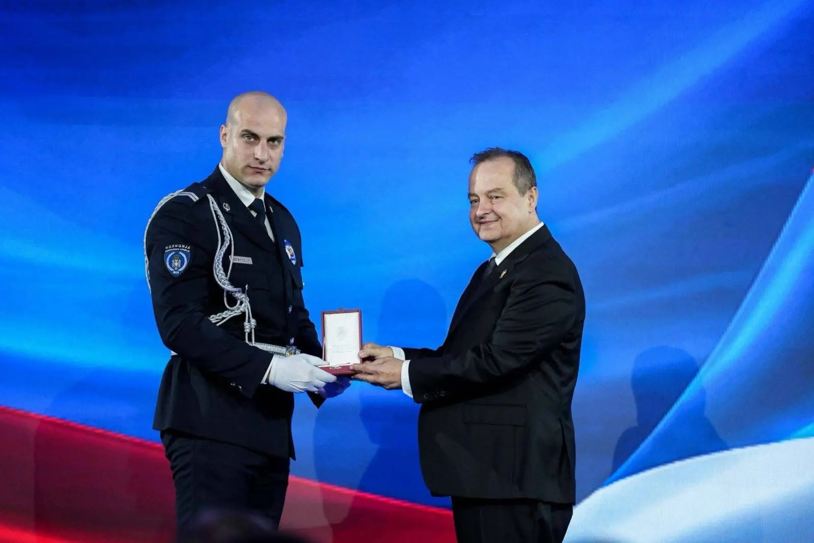 Srebrna medalja za hrabrost kragujevačkom policajcu: Nemanja Bogićević odlikovan za herojsku intervenciju u Erdeču