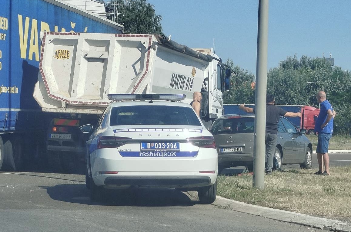 Udes kod Fijatovog znaka: Sudar automobila i kamiona na kružnom toku