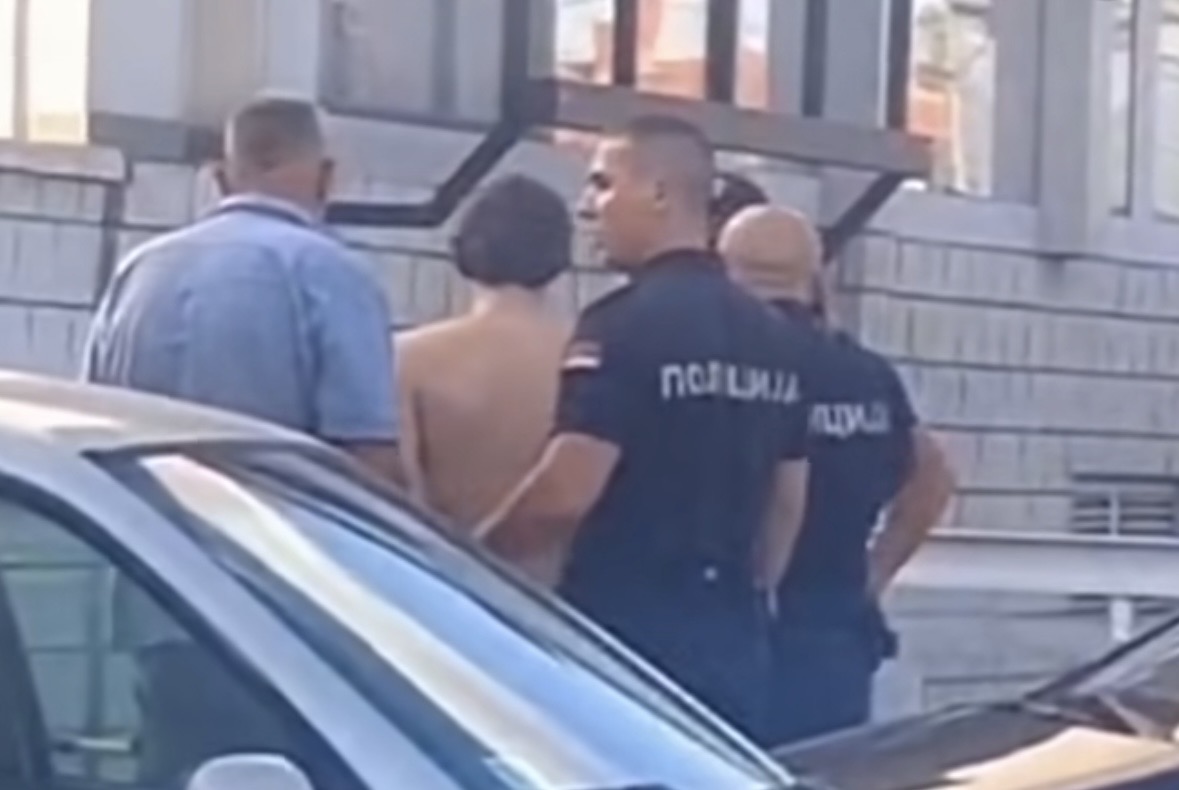 INCIDENT U KRAGUJEVCU: Maloletnik pokidao zastave i gazio transparent „SRBIJA POBEĐUJE!“, policija odmah reagovala