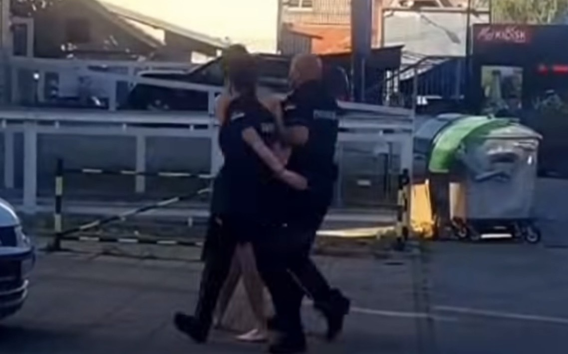Maloletniku prekršajna prijava zbog cepanja zastava SNS-a na štandu stranke