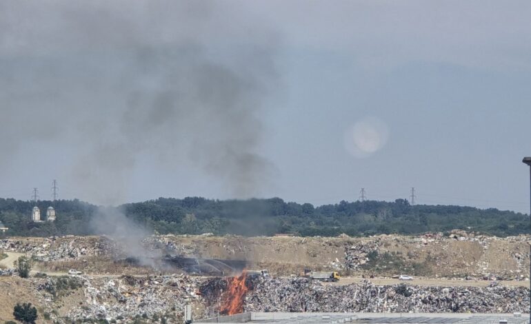 (FOTO)Gori deponija u Kragujevcu, vatrogasci na terenu