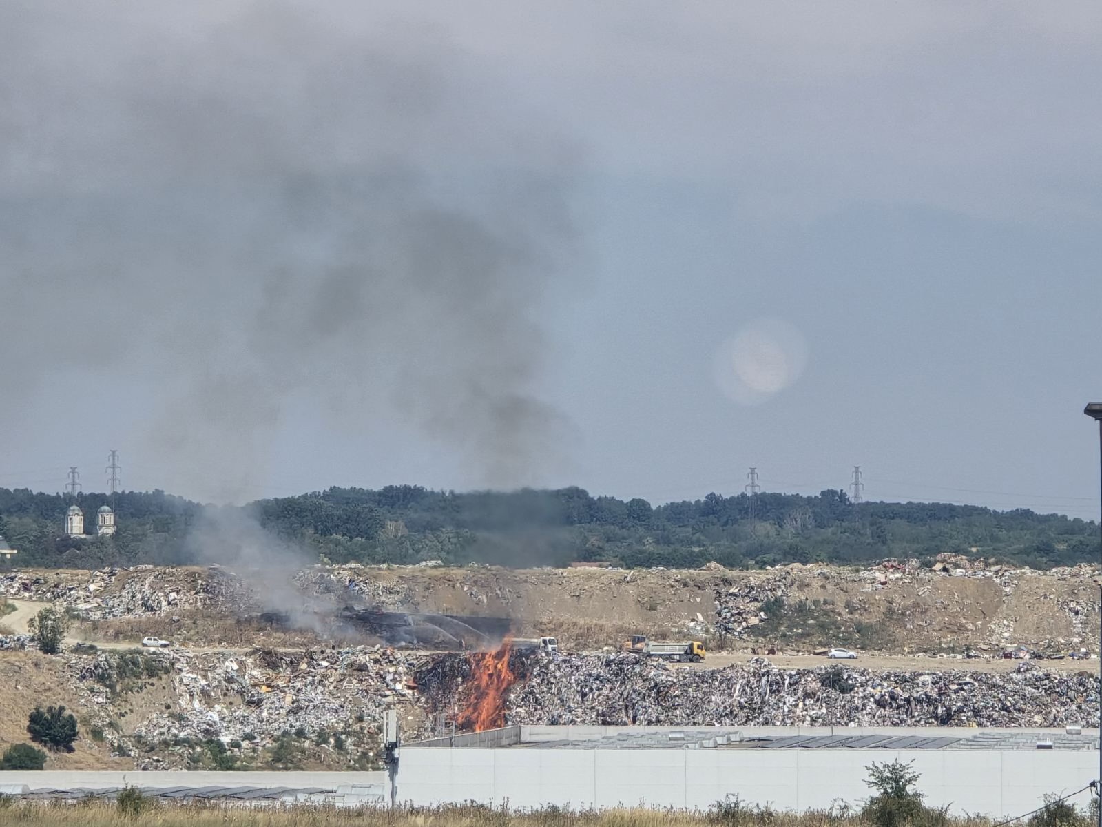 (FOTO)Gori deponija u Kragujevcu, vatrogasci na terenu
