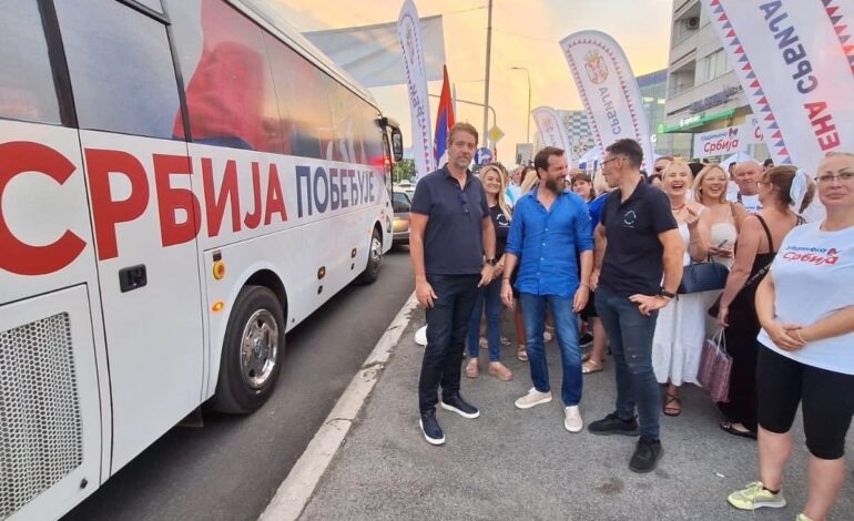 Srpske zastave preplavile ulice Kragujevca: Veliki defile u susret 15. septembru