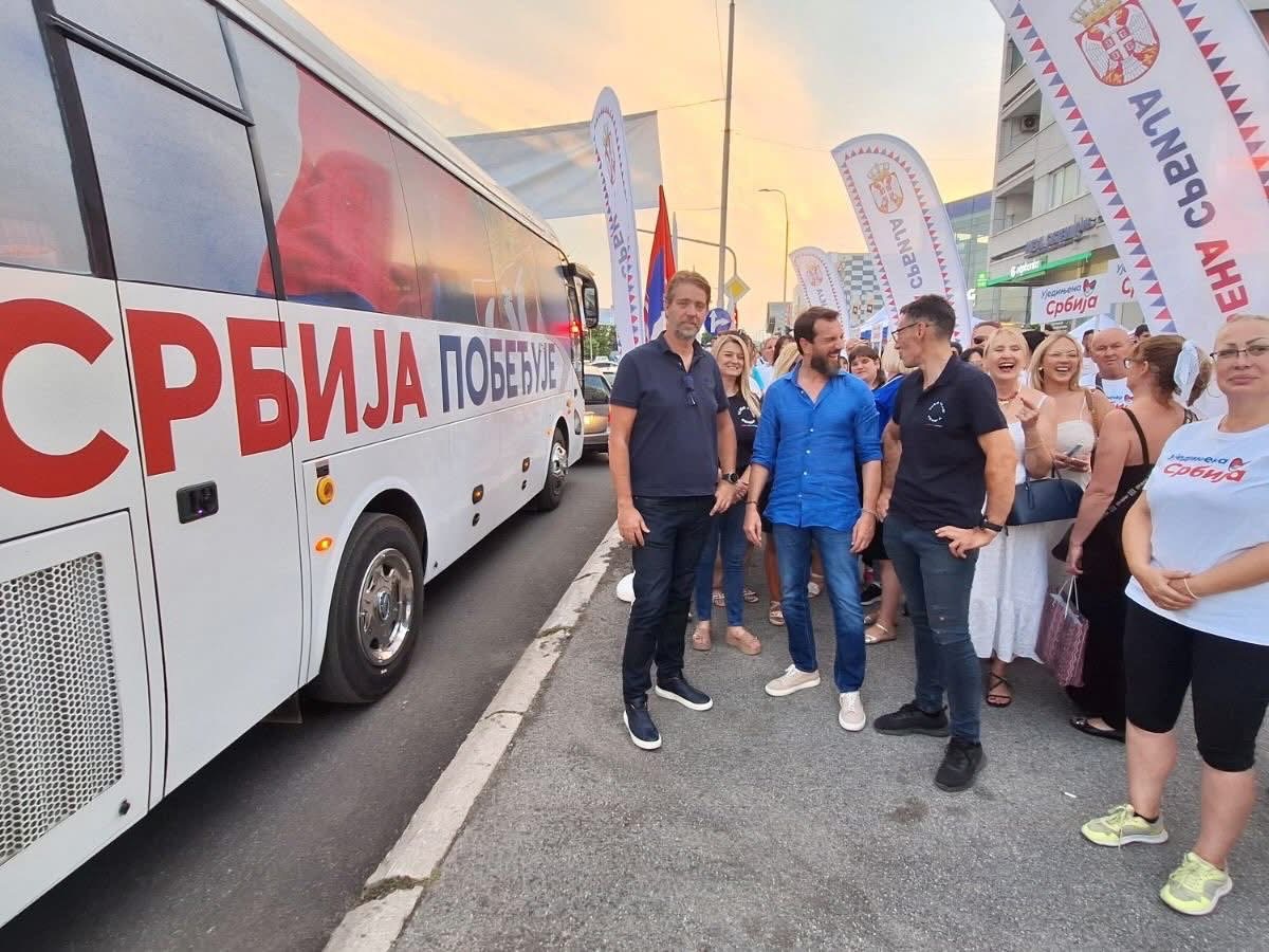 Srpske zastave preplavile ulice Kragujevca: Veliki defile u susret 15. septembru