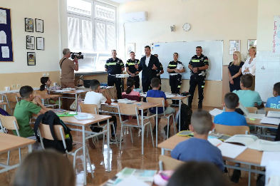 Načelnik PU Kragujevac sa saobraćajcima među đacima povodom početka školske godine
