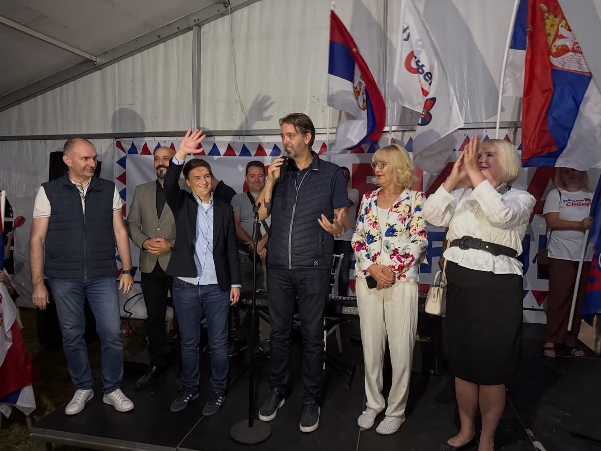 GROŠNICA JUČE OKUPILA VELIKI BROJ GRAĐANA: Ana Brnabić razgovarala sa meštanima