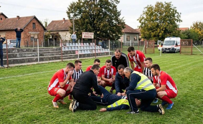 TRAGEDIJA NA FUDBALSKOM TERENU: Delegat se srušio tokom utakmice i preminuo.