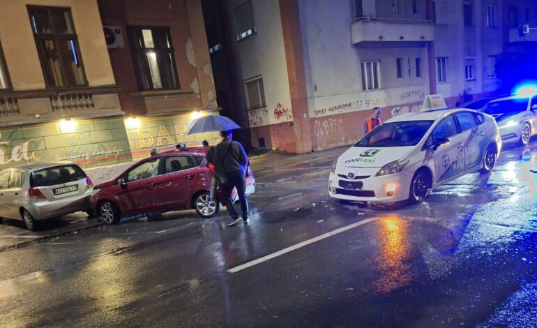 SILOVIT SUDAR U ULICI NIKOLE PAŠIĆA: Parkirani automobil od udara završio u zidu kafića