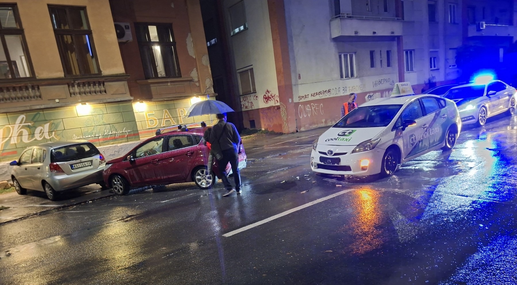 SILOVIT SUDAR U ULICI NIKOLE PAŠIĆA: Parkirani automobil od udara završio u zidu kafića