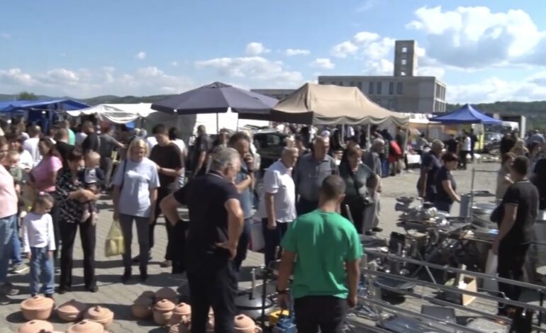 Krstovdanski vašar ponovo okupio Šumadiju – od nameštaja i garderobe do pečenja i slatkiša