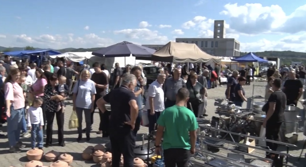 Krstovdanski vašar ponovo okupio Šumadiju – od nameštaja i garderobe do pečenja i slatkiša