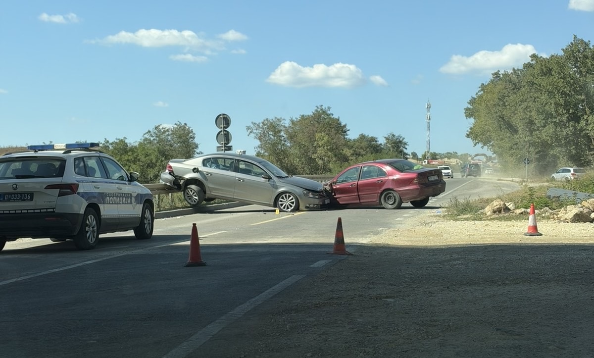 JEZIVA NESREĆA NA IZLAZU IZ KRAGUJEVCA: Automobili potpuno uništeni, jedno vozilo ostalo na ivici mosta