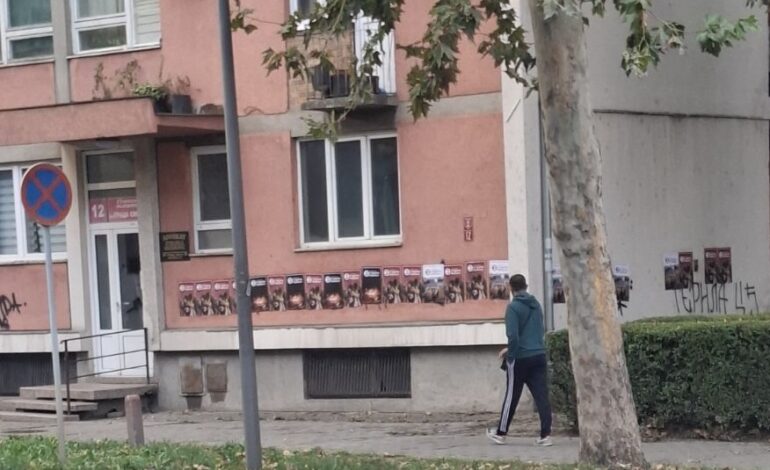 SRAMOTA! Blokaderi divljaju po fasadama – lepe propagandu gde god stignu, tuđa imovina ih ne zanima!
