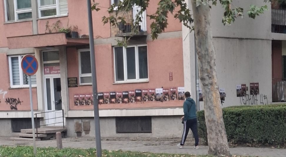 SRAMOTA! Blokaderi divljaju po fasadama – lepe propagandu gde god stignu, tuđa imovina ih ne zanima!