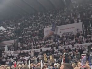 REKA LJUDI U KRAGUJEVCU: Masa građana na skupu „Ujedinjena Srbija“, očekuje se dolazak Vučića