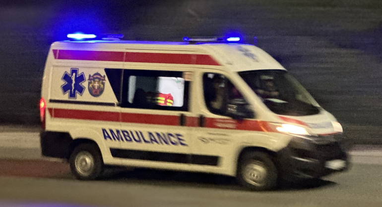 U Korićanima bačen saobraćajni znak na  vozilo Hitne pomoći koje je prevozilo pacijenta!