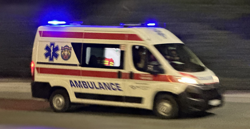 U Korićanima bačen saobraćajni znak na  vozilo Hitne pomoći koje je prevozilo pacijenta!