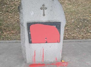 KOME SMETA SEĆANJE NA NEVINO STRADALE? Crvenom bojom oskrnavljen spomenik u Kragujevcu pred polaganje venaca 20. oktobra!