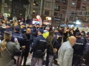JUČE NJIH NIKO NIJE OMETAO, A VEČERAS SU DOŠLI NAPRAVE HAOS: Blokaderi izazvali haos kod Velikog parka u Kragujevcu