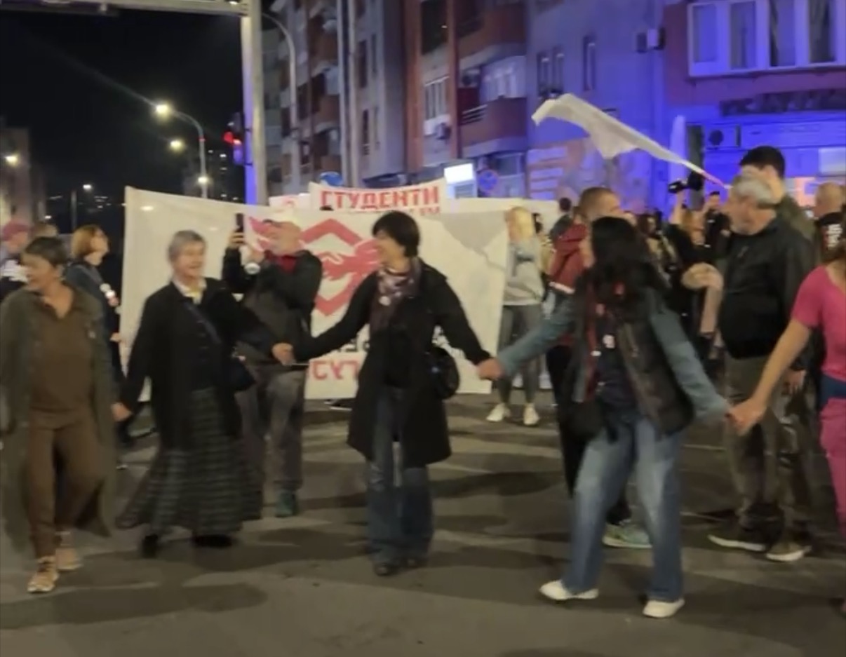 SRAMOTA BEZ PRESEDANA! Bdenje za streljane đake, a blokaderi nadomak muzeja uz muziku i veselje!
