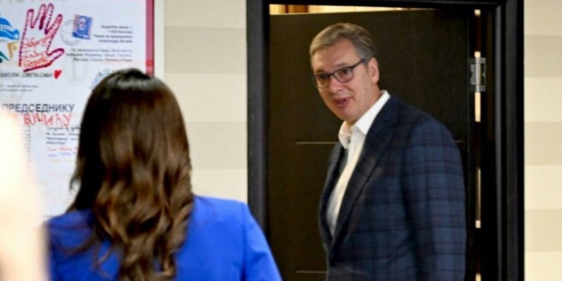 Vučić stigao u izborni štab SNS-a: Brojne novinarske ekipe u prostorijama stranke