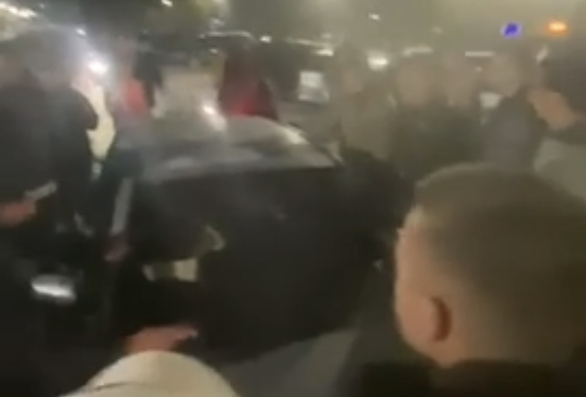 LUDILO NA IZBORNI DAN! Blokaderi u Kragujevcu napadali žene i uništavali automobile, u Aranđelovcu upali ljudima na parastos!