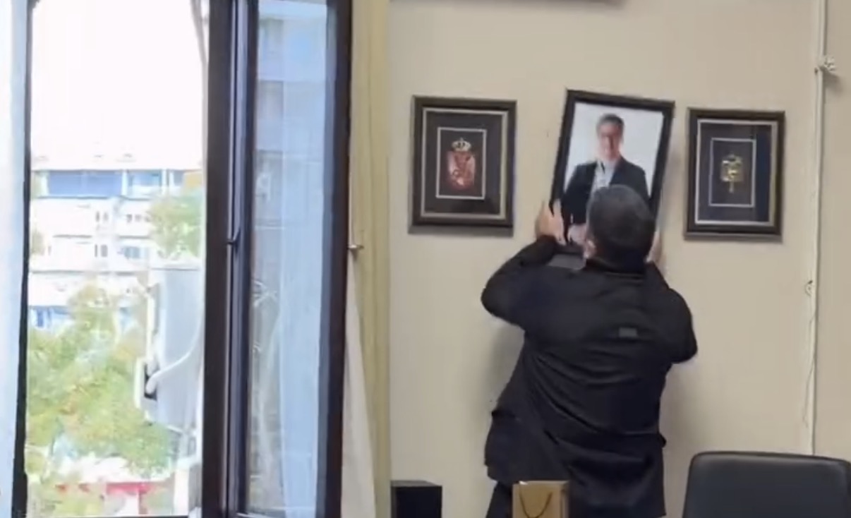 SKANDAL U GRADSKOJ KUĆI U KRAGUJEVCU! Skinuli Vučićevu sliku iz Dašićevog kabineta i bacili je u kontejner